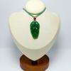 Venta al por mayor de fábrica vidrio imitación jade verde oscuro verde claro navegación tranquila colgante de pez dorado pequeño collar todo tipo de colgante de vidrio