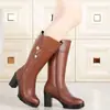 Botas longas femininas de couro macio, novo estilo de inverno 2026, botas de algodão com forro de fleece, salto grosso, fleece espesso, botas de neve, botas de cano alto quentes