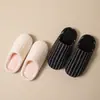 Nuevas zapatillas de algodón estilo japonés para mujer, otoño e invierno, felpa a rayas, cálidas para el hogar interior, silenciosas, antideslizantes, zapatos de algodón para mujer, invierno