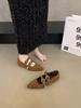 Sapatos Mary Jane Retrô Bico Fino Boca Rasa Internos para Aumento de Altura Femininos Outono 2025 Sapatos Baixos de Camurça com Fivela de Rebite