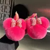 Lindo Llavero Colgante de Coche de Mickey Hecho de Piel de Conejo Rex, Juguete de Peluche Decoración para Mochila de Panda, Venta al por Mayor desde Fabricante