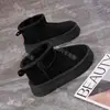Botas de Neve da Moda com Solado Grosso para Mulheres 2026 Novo Estilo Botas Curtas de Inverno para Exterior Sapatos de Algodão Quentes e Espessos com Veludo CQ9999