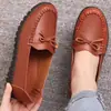 Transmisión en vivo de una generación de zapatos planos de cuero suave, suela suave, para madres, resistentes al desgaste, impermeables, con lazo, zapatos de trabajo, compra grupal de microempresa