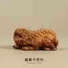 Escultura em madeira de jujuba atingida por raio natural da auspiciosa besta Pixiu, um ornamento de mão para riqueza, uma pequena decoração de mesa e um item de artesanato para presente