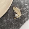 Broche de hoja de perla dorada de lujo y ligero de moda, exquisito diseño de nicho, broche de traje con sentido del humor, combina con todo, antiluz