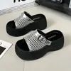Sandálias Vazadas Estilo Retro Novidade Primavera/Verão 2026, Sapatos Femininos Vazados Trançados, Chinelos com Solado Grosso para Comércio Exterior