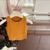 Nueva moda de verano estilo coreano para niñas: Elegante y moderno conjunto de dos piezas con top sin mangas color calabaza y pantalones florales, fresco y chic