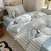 Conjunto de quatro peças de algodão lavável e fibra química, listras azul claro e branco, capa de edredom estilo lençol, estilo simples ins, dormitório de verão