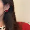 Pendientes Nuevos Únicos para Mujer Otoño/Invierno 2025, Terciopelo Rojo Retro de Año Nuevo, Clips para Orejas en Forma de Corazón de Lujo Ligero