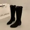 Botas de moda estilo western com fivela de metal, fáceis de calçar, novas botas de camurça estilo chinês, justas, tamanho grande, marrom fosco, cano dobrável