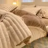 Conjunto de Roupa de Cama Espesso de Veludo Leiteiro de Inverno com Quatro Peças Lençol de Cama de Veludo Pelúcia de Coelho Capa de Edredom Roupa de Cama de Três Peças para Dormitório de Veludo Coral