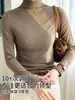 Camiseta básica color blanco roto de cuello medio alto combinada con una camiseta de manga larga nueva de otoño 2026, corte ajustado, elegante y versátil, con diseño de cuello superpuesto.