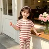 Conjunto de Verano a Rayas para Niña 2026 Nuevo Elegante Top Elástico de Manga Corta con Volantes y Pantalones Acampanados Finos Conjunto de Dos Piezas