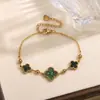 Pulsera de Moda de Trébol de Cuatro Hojas y Tres Flores de la Suerte para Hombres y Mujeres, Diseño de Nicho Versátil de Lujo Ligero, Sensación de Alta Gama, Elegante Joyería de Acero de Titanio
