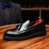 Mocasines para hombre slip-on de cuero suela gruesa borla charol cuero brillante slip-on zapatos de cuero estación europea zapatos de hombre