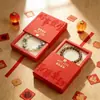 Nuevo Estilo Las Cosas Buenas Suceden Caja Colgante de Película Pe Cajón Rojo Caja de Empaque para Joyería y Coleccionables Caja de Regalo Pequeña Estampada en Oro de Alta Gama
