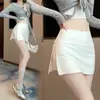 Mini saia de yoga anti-exposição estilo americano, com fenda e que abraça o quadril, nova saia-calça esportiva em A para mulheres, outono branco