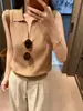 Colete de tricô com gola polo, caimento justo, textura oca de damasco, feminino, verão 2026, novo, estiloso, versátil