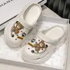 Sapatos femininos de sola grossa e com furos, novo estilo de sandálias de praia antiderrapantes com bico alto para mulheres, verão 2024