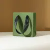 Caja de regalo de joyería de papel especial verde de alta gama, con diseño de tapa y base, adecuada para anillos, pulseras y otros artículos de joyería; se puede usar para envolver regalos en joyerías y se puede personalizar con un logotipo