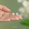 Pendientes de Trébol de Cuatro Hojas Completamente Incrustados con Diamantes Micro Incrustados Minimalistas de Lujo Ligero de Plata de Ley S925 para Mujeres, Pendientes de Circonita Súper Brillantes Versátiles de Moda Tendencia