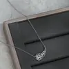 Cadena para clavícula elegante con microincrustaciones de circonita dorada de oro real para mujer, collar de plumas de diseño único, cadena para el cuello versátil para estilo de oficina