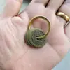 Suministro directo de fábrica cinco monedas de emperador latón calabaza cinabrio llavero doble dragón jugando con pelota colgante hoja de manzana dorada colgante