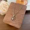 Collar Minimalista Clásico de Acero de Titanio con Colgante de Flor Pequeña y Perla para Mujer, Cadena Elegante y Versátil para la Clavícula, Mismo Estilo que en Xiaohongshu