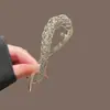 Elegante grampo de strass para mulheres, adequado para penteados presos na nuca, com fecho de sapo e design torcido, um acessório de cabelo estiloso