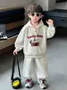 Conjunto de chapéu xadrez para meninos para primavera e outono, conjunto esportivo infantil de duas peças estilo coreano, estiloso e legal para crianças, qualidade de exportação