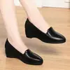 Zapatos tipo mom de tacón de cuña de cuero suave de moda para mujer, nuevo estilo otoño 2026, boca poco profunda, casuales y cómodos, adecuados para el trabajo y el uso diario