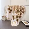 Pañuelo de seda con estampado floral de bloques de color, un chal, bufanda, pañuelo para la cabeza o pañuelo de cuello versátil y elegante