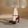 Jin Gang CG9001 Tacón Grueso Punta Cuadrada Charol Tacones Altos Mujer Nuevos 2024 Primavera y Otoño Impermeables Plataforma Boca Baja Zapatos de Salón Negros
