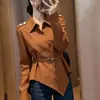 Blusa feminina versátil, única e estilosa em estilo coreano, cor marrom, para o início da primavera de 2026, acinturada, modeladora, não repetitiva, camisa da moda