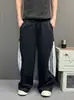Calça de Moletom Cinza com Barra Curva para Homem, Patchwork de Três Listras, Calça Ampla e Fluida de Comprimento Total, Calça Esportiva de Cintura Elástica e Perna Reta