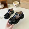 Sapatos femininos pretos versáteis em couro estilo britânico retrô, nova coleção primavera/outono 2026, sola macia, design em relevo, chinelos da moda