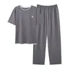 Pijama popular para hombre para verano, hecho de tela modal, de manga corta y pantalón largo, delgado y fresco, adecuado para usar en exteriores como ropa de casa