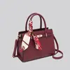 Bolsa Feminina Fashion 2025 Nova Tendência Satchel Grande Capacidade Vermelha Bolsa de Casamento Simples Casual Transversal Ombro Bolsa Kelly