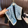 Bufanda de seda de imitación al por mayor, 70 cm de largo, estampada, profesional, cuadrada, pequeña, para damas, decorativa, a la moda.
