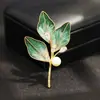 Broche de Flor de Terciopelo con Hoja, Patrimonio Cultural Inmaterial Nacional de Estilo Chino con Gradiente Verde, Elegante Broche de Rama de Flor de Perla de Nicho para Prevenir la Exposición para Mujeres