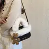 Bolsa de Mão Patchwork de Pelúcia de Inverno para Mulheres 2026 Novo Estilo Maillard Suede Bolsa Transversal Fofa com Pingente de Urso