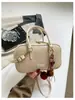 Bolsa de Ombro Boston de Mão Niche Feminina 2026 Novo Estilo Moda Casual Textura Trançada Bolsa Transversal Versátil Bolsa Almofada