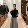 Brivin Ropa de punto coreana azul zafiro de un solo hombro para mujer 2025 Otoño Nuevo Aspecto Adelgazante Top Camiseta Básica de Manga Larga