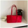 Bolsa Baguete de Textura de Alta Qualidade para Verão Feminina 2026 Nova Moda Fofa Pingente de Estrela Rosa Bolsa de Ombro Único para Axila