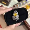Anillo de Gema Rubí Sangre de Paloma Brillante para Mujer, Diseño Abierto con Diamantes Microincrustados, Lujoso y Elegante, Anillo Versátil de Moda