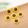 Venta al por mayor, accesorios de joyería de resina para funda de teléfono con pegamento en crema hechos a mano, pequeños girasoles frescos, joyería para cabeza de niña