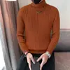 Suéter de cuello alto para hombre de invierno, moderno, corte ajustado, base engrosada, suéter de punto de color liso para jóvenes, para hombre