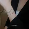 Pulseira Aberta de Pérolas Irregulares em Camadas com Cravação de Diamantes Moda Retrô Francesa Pulseira Versátil Joia de Luxo Leve de Alta Qualidade