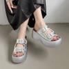 Chinelo Prateado Quente Famoso na Internet Antiderrapante Sola Grossa Feminino Verão Uso Externo 2025 Novo Estilo Sola Macia Sandálias Plataforma com Saia