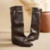 Botas Longas de Couro Macio com Fivela de Metal Vintage e Salto Anabela, Estilo Desleixado, Bico Fino, Corte Bootcut, Estilo Equitação, 2026 Inverno Chanel